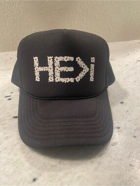 Flora Foam HE>I Logo Trucker Hat in black